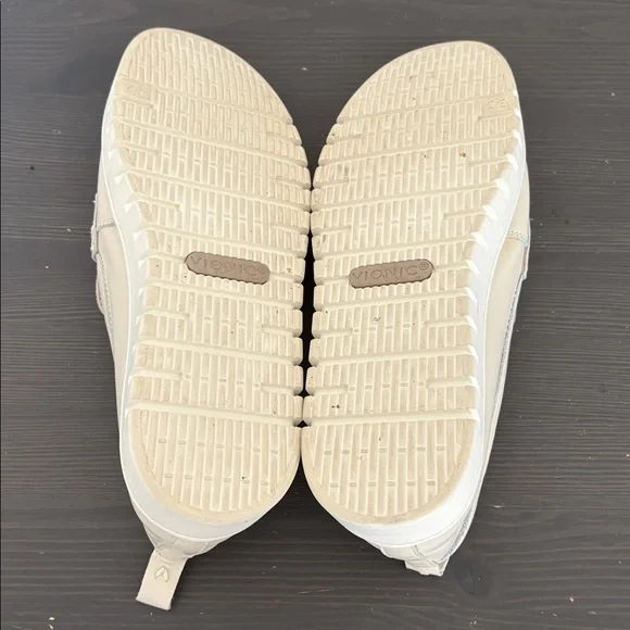 Vionic Uptown Loafer in cream leather slip on round toe size 9.5 - Picture 9 of 13